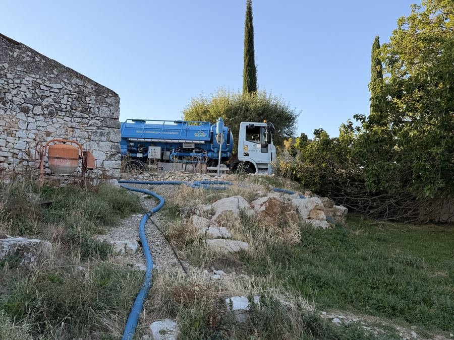 Camion Green Var en intervention devant une bastide du Haut-Var, tuyau déroulé jusqu'à la fosse