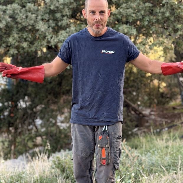 Technicien Green Var Assainissement sur une intervention dans le Haut-Var